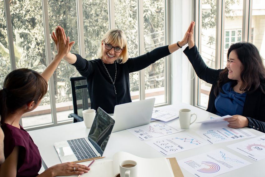 LinkedIn Teammates, zarządzanie siecią zawodową, trzy kobiety przy biurku w biurze