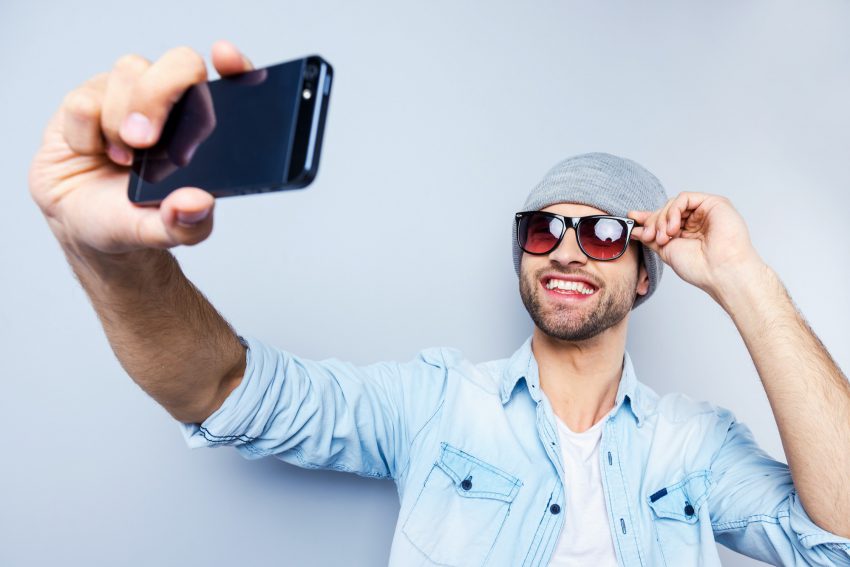 5 błędów, linkedin, mężczyzna robiący selfie,