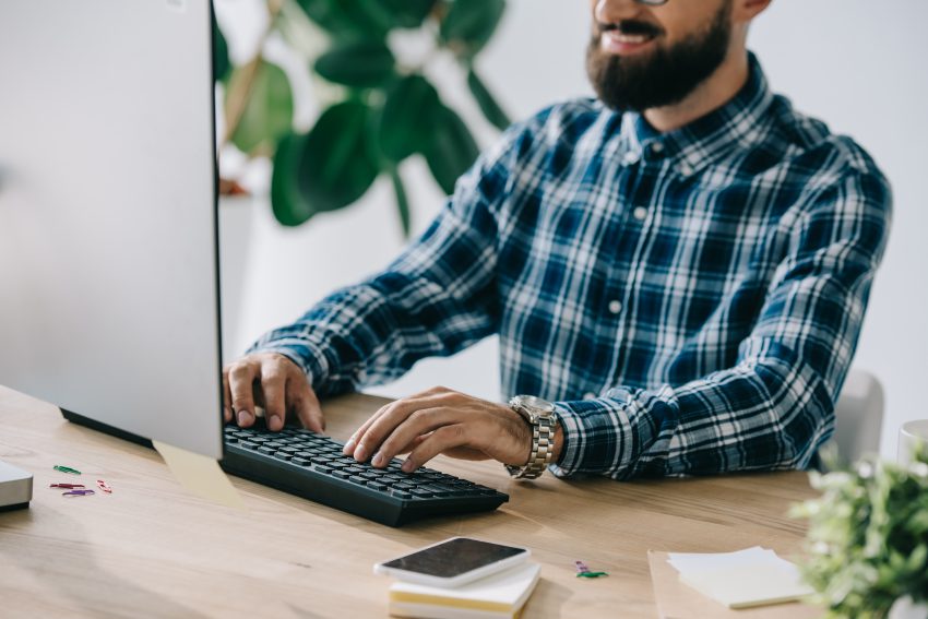 seo mężczyzna z brodą siedzi przed komputerem