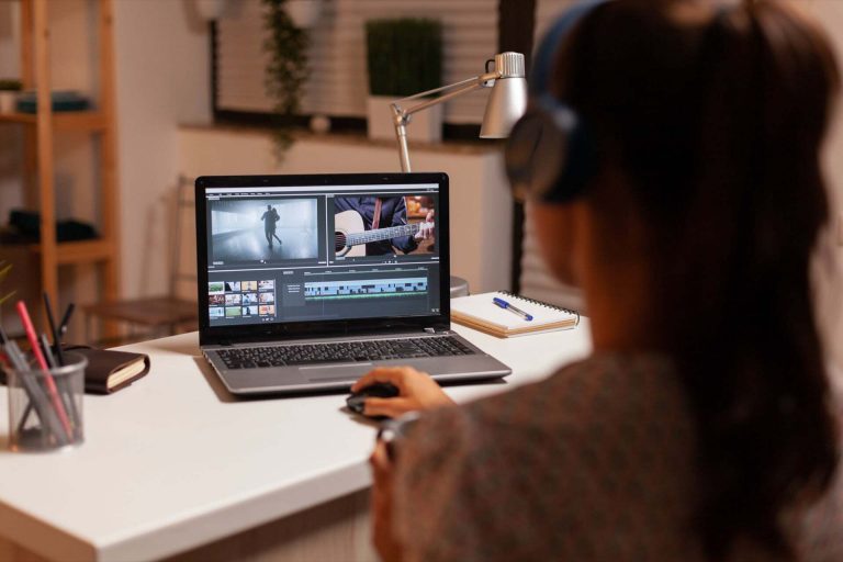 liprotips, wideo, video marketing, kobieta siedzi przed laptopem w słuchawkach