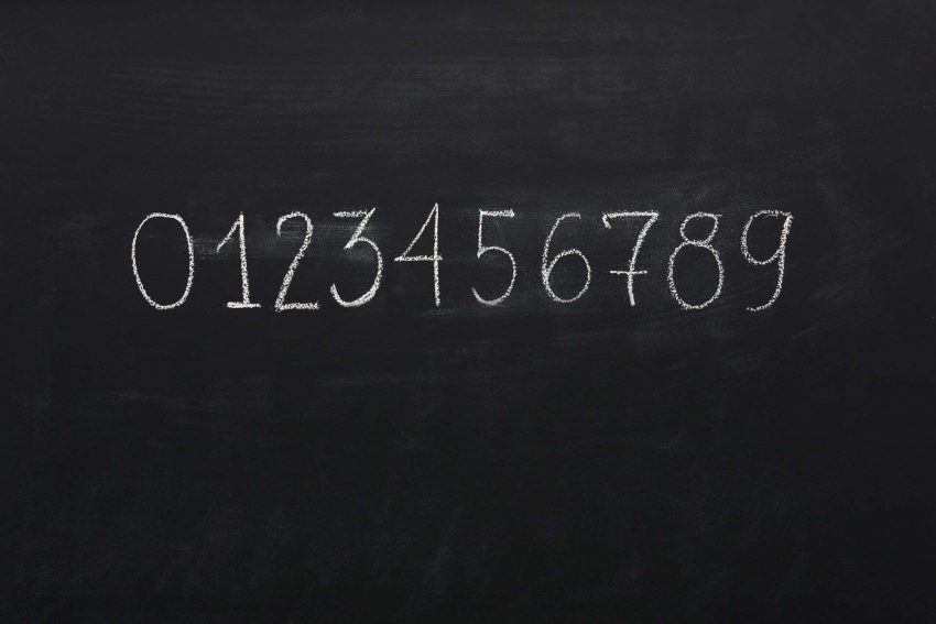 social selling, tablica, cyfry napisane kredą