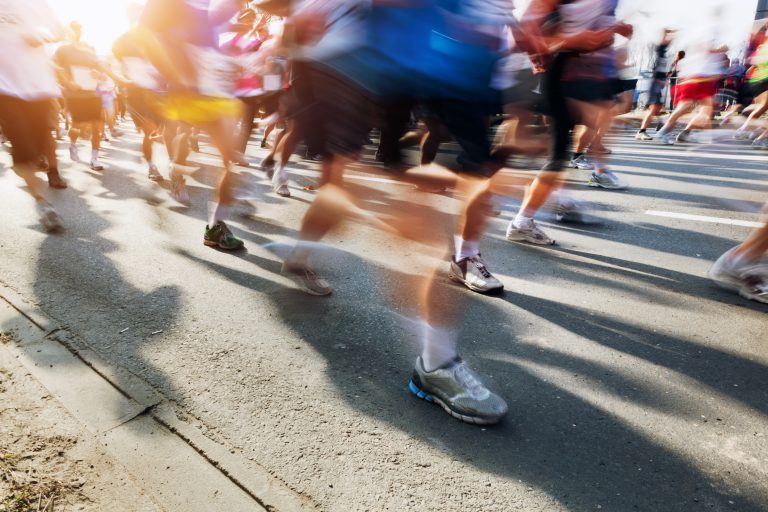 Employer Branding tłum biegnie w maratonie