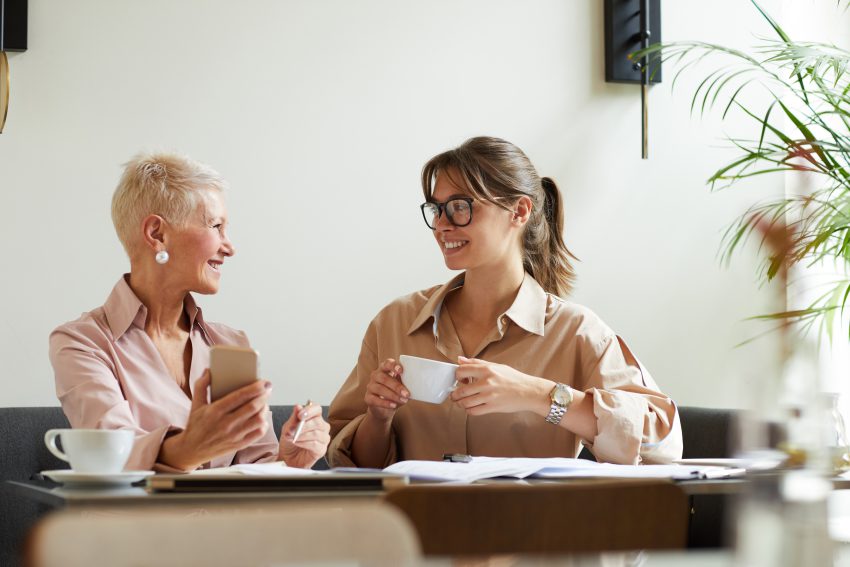 Employee Advocacy dwie kobiety podczas rozmowy przy kawie
