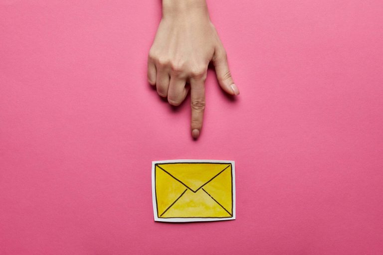 linkedin, inmail, dłoń palec wskazuje na kopertę