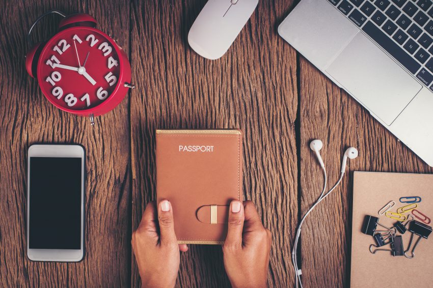 social media dłonie na stole trzymają paszport