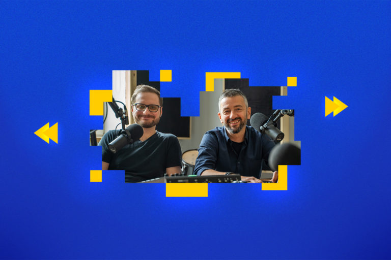Dwóch mężczyzn przed mikrofonami w studiu podcastowym