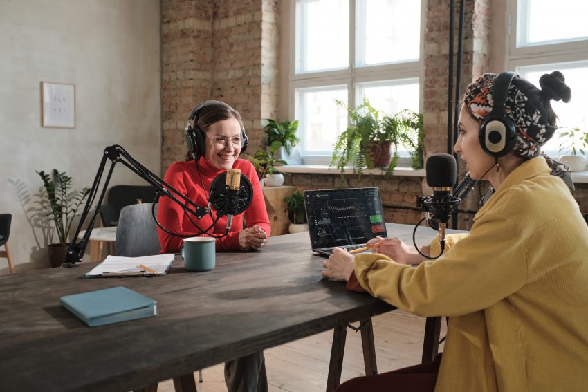 podcast w strategii content marketingowej dwie kobiety nagrywają podcast