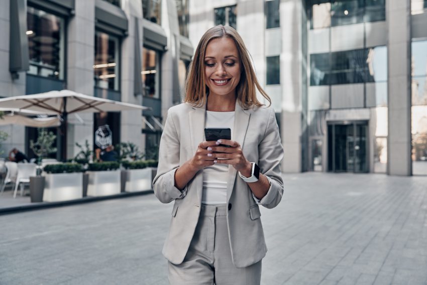 marketing automation kobieta patrzy na ekran telefonu