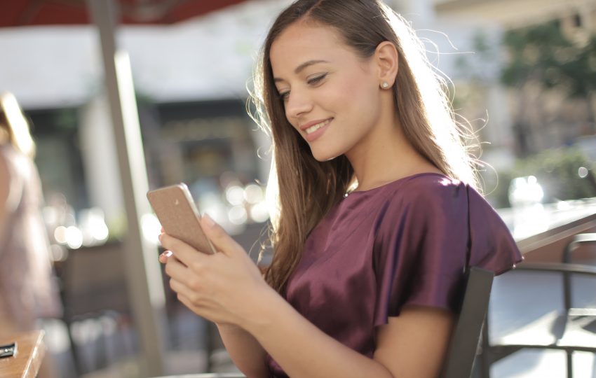 komunikacja marek B2B kobieta patrzy na ekran telefonu